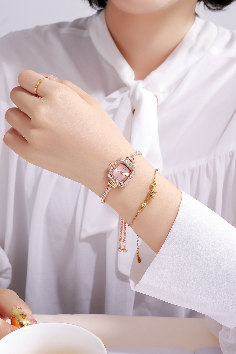 Orologio da polso da donna con quadrante piccolo quadrato di vendita calda, trasmissione in diretta con cinturino sottile, orologio da donna con temperamento, un pezzo di orologio_voghion.com