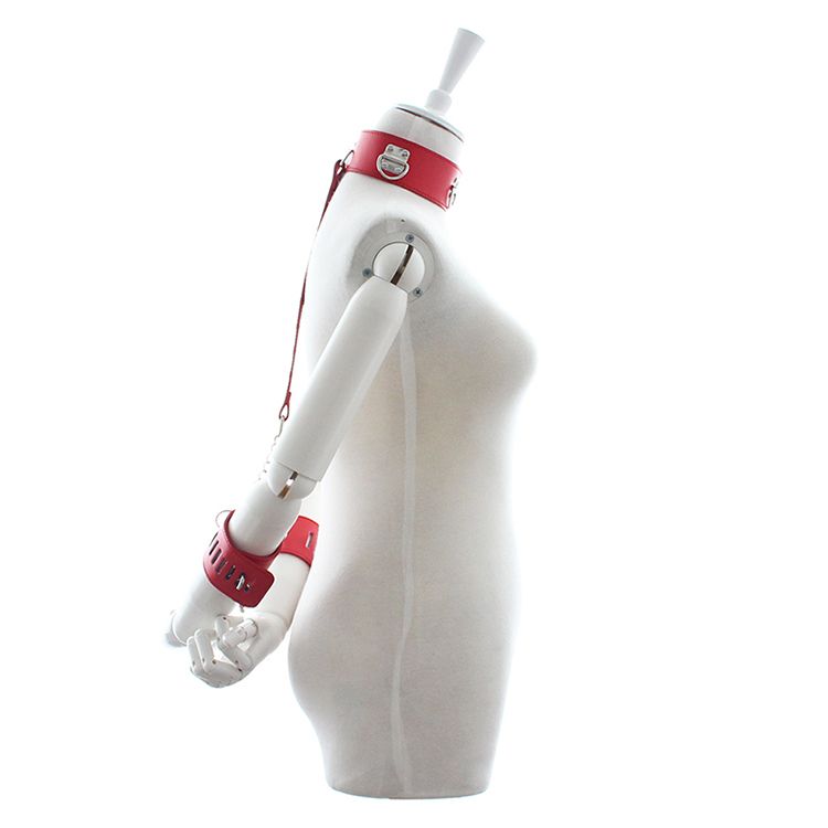 Legatura forzata con polsino rosso sul retro, polsino al collo, lucchetto Zhuang, abbigliamento costrittivo in pelle, intimo sexy_voghion.com