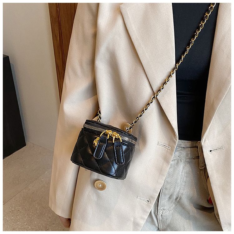 Xiaoxiangfeng Mini Lingge Chain Shoulder for Women 2024 New and Fashionable Crossbody Bag, Popular on the Internet,_voghion.com