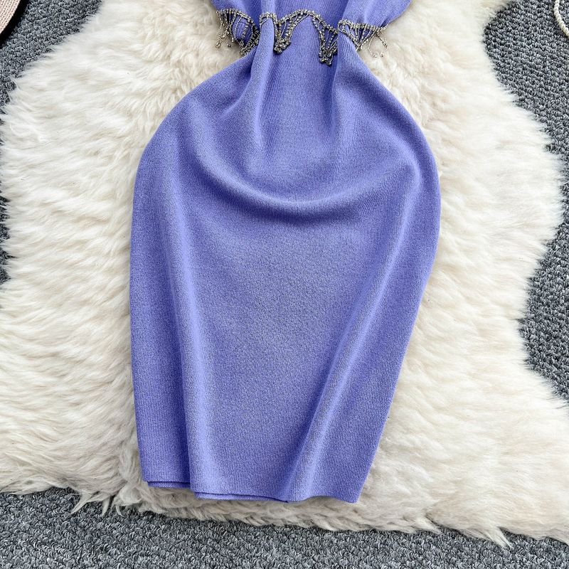 Abito da donna in maglia senza maniche con scollo rotondo, design aderente, con nappa, vita sottile e gonna di media lunghezza._voghion.com