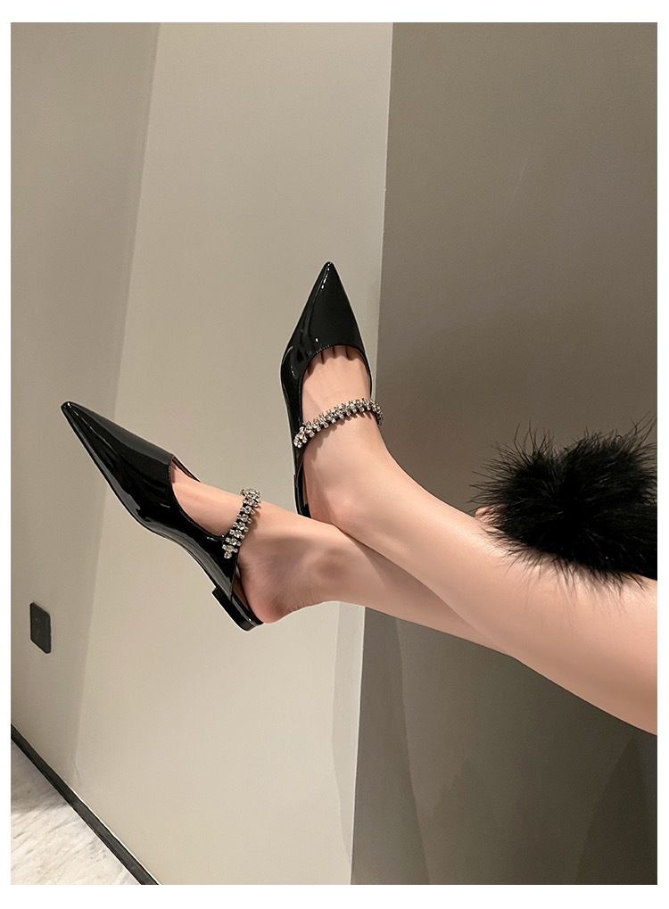 Nuovi sandali estivi in pelle laccata con diamanti per donna con tacchi alti e sottili a punta, fascia per capelli, fondo piatto e_voghion.com