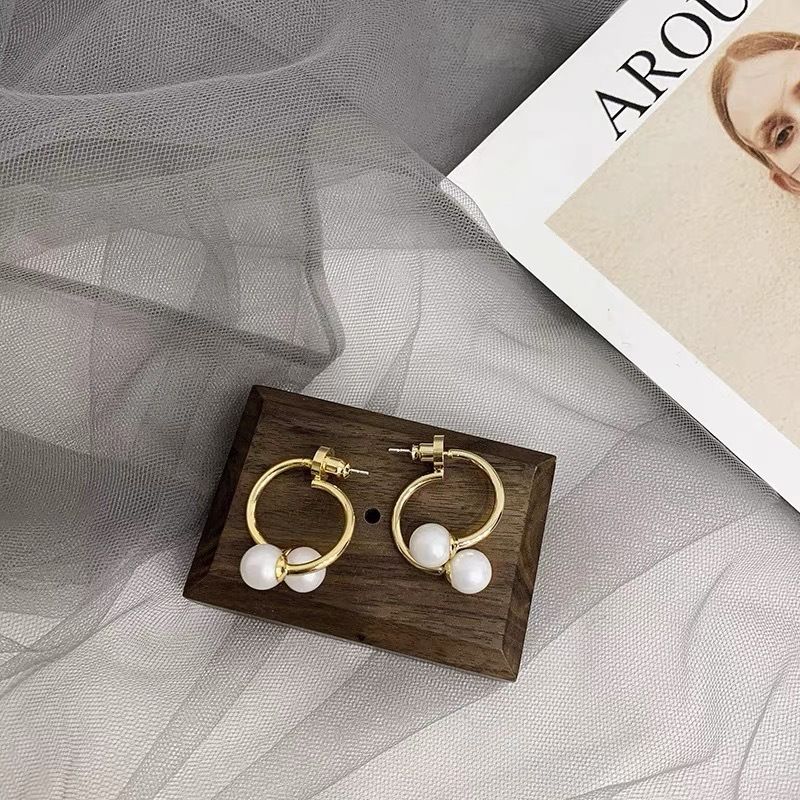 Due modi per indossare orecchini di perle francesi, orecchini piccoli, semplici, con design a doppia C, temperamento in argento_voghion.com