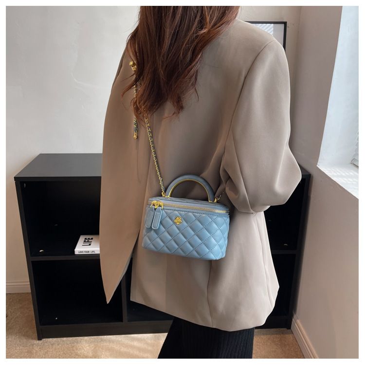 Ins Chain Mode för kvinnor 2024 Ny Lingge mångsidig trendig stil Crossbody Box Handhållen liten fyrkantig väska_voghion.com