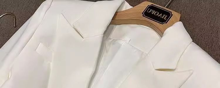 Completo da donna in due pezzi, abito con pieghe, stile professionale, con un bottone in tessuto e pantaloni svasati_voghion.com