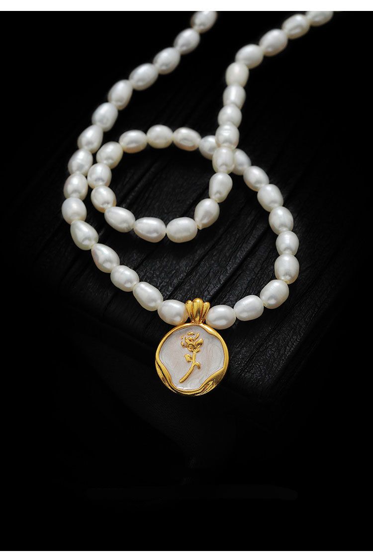 Collana da donna con perle d'acqua dolce e fiore di rosa - Ciondolo in smalto francese di alta qualità ed elegante catena per clavicola_voghion.com