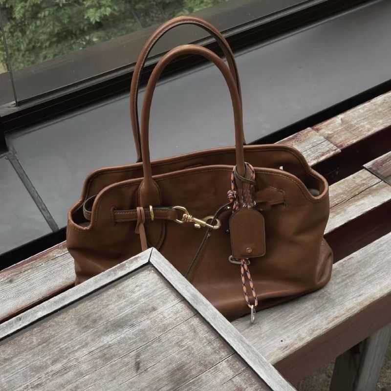 Nuova borsa a mano vintage di grande capacità, alla moda, in morbida pelle, con una spalla e una cartella sotto l'ascella._voghion.com