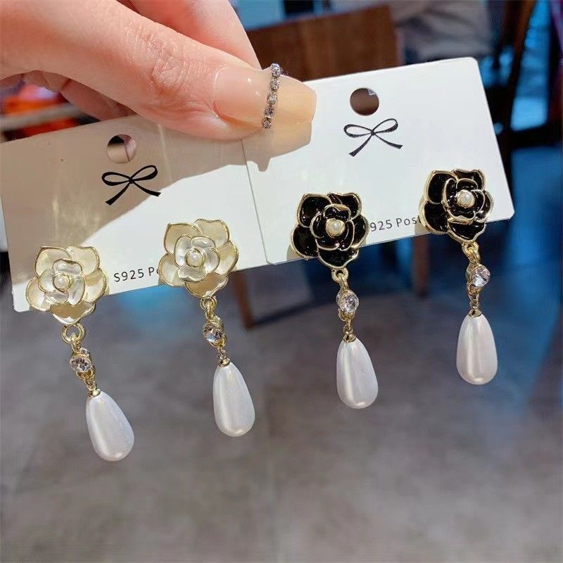 Internet celebrity flower high-end camellia pearl women French style small fragrance light luxury temperament earrings_voghion.com