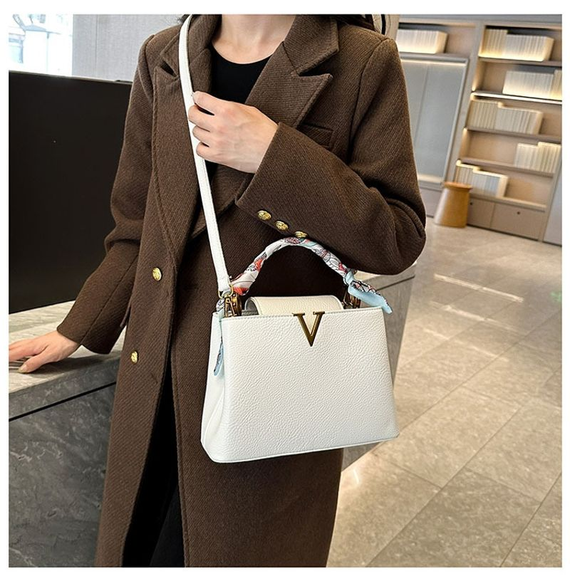 2024 Neue Lychee Vee Intarsien Gold Rand Tote Leichte Handtasche Einzelne Schulter Crossbody Große Kapazität Damen Tasche_voghion.com