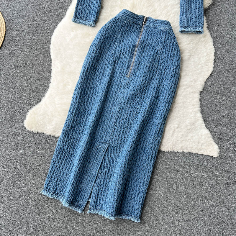 Damejakkesæt med kendis-denim, kort denimjakke med rå kanter og slids i nederdel til kvinder_voghion.com