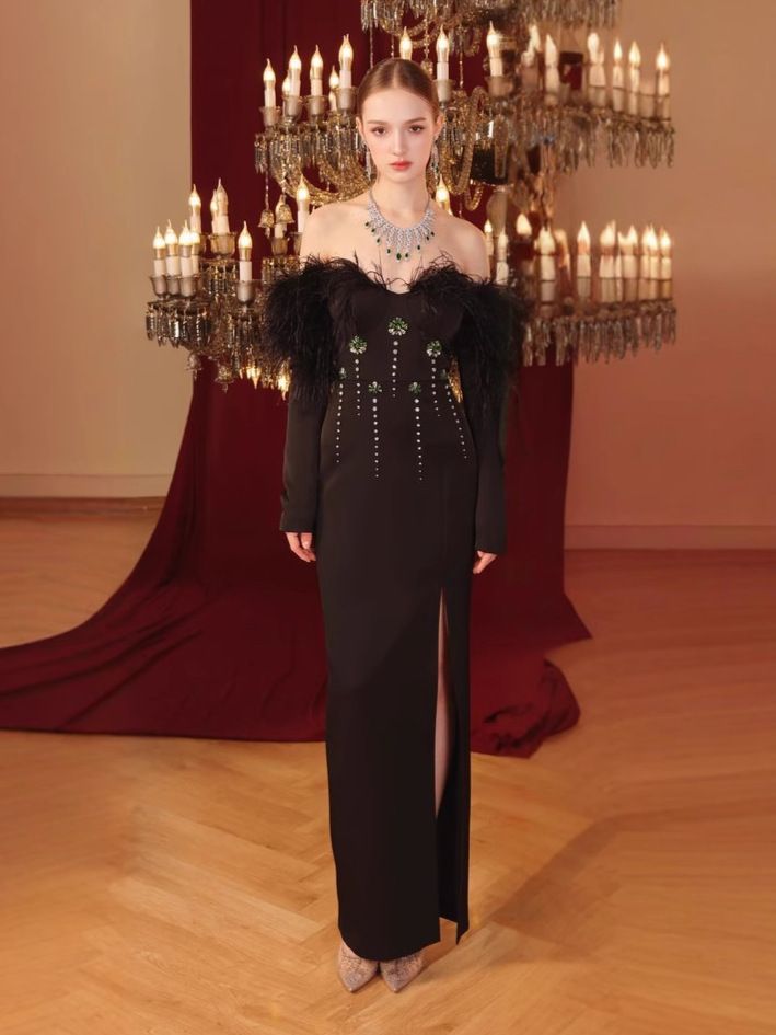 Elegant Off-Shoulder Bandage Dress With Ostrich Feathers & Rhinestones – Luxury Evening Gown For Parties & Special Occasions_voghion.com