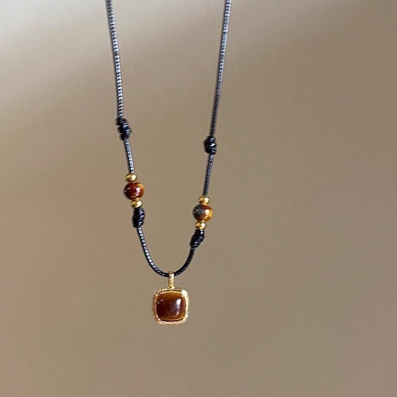 Collana con cordino in pelle e pietra occhio di tigre per donna, autunno e inverno, elegante catena per maglione di alta qualità, nuovo stile 2024._voghion.com