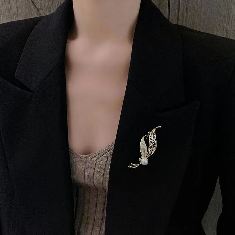 Korean version of leaf anti exposure brooch fashionable personality versatile diamond clothing accessories high grade pearl pin_voghion.com
