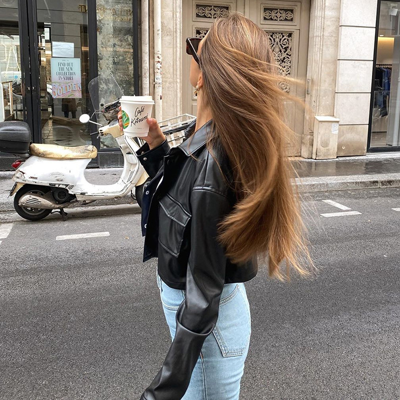 Neue Lederjacke im Damenbekleidungsstil mit freiliegendem Nabel, weiße Lederjacke für Frauen mit schwarzem Oberteil_voghion.com