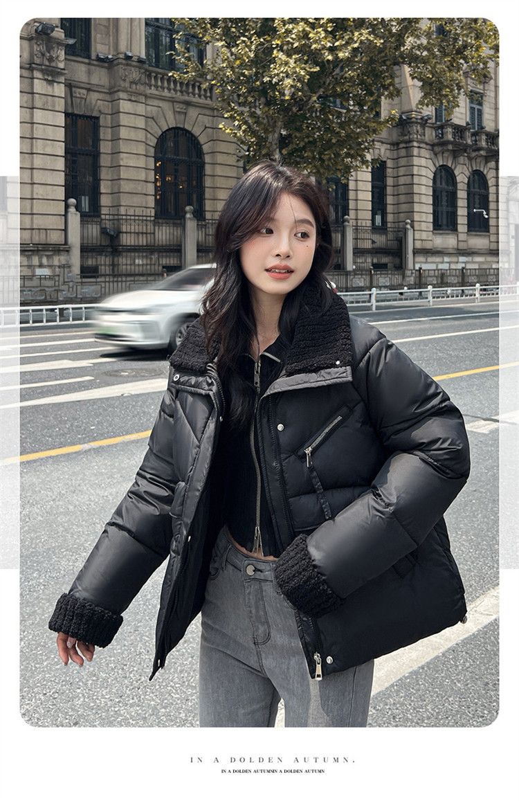 Kuerz Lämmchewoll Daunenjacket mat Kotteng fir Fraen am Wanter 2024, neien Trend vun Daunenjackete mat groussem Kraang fir Fraen_voghion.com