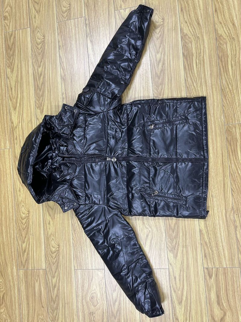 Piumino unisex nero lucido con cappuccio - Foderato in pile, spesso, vestibilità oversize per uomo e donna_voghion.com