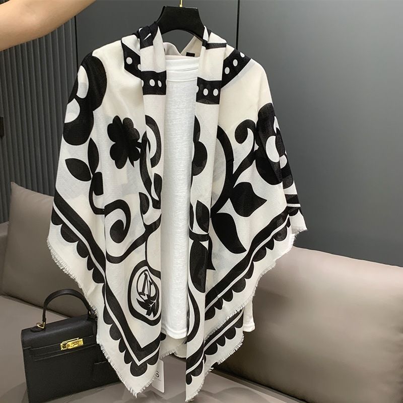 Großer Schal mit elegantem Kamelienmuster in Schwarz und Weiß – ein Designklassiker für Damen, perfekt für Frühling und Sommer._voghion.com