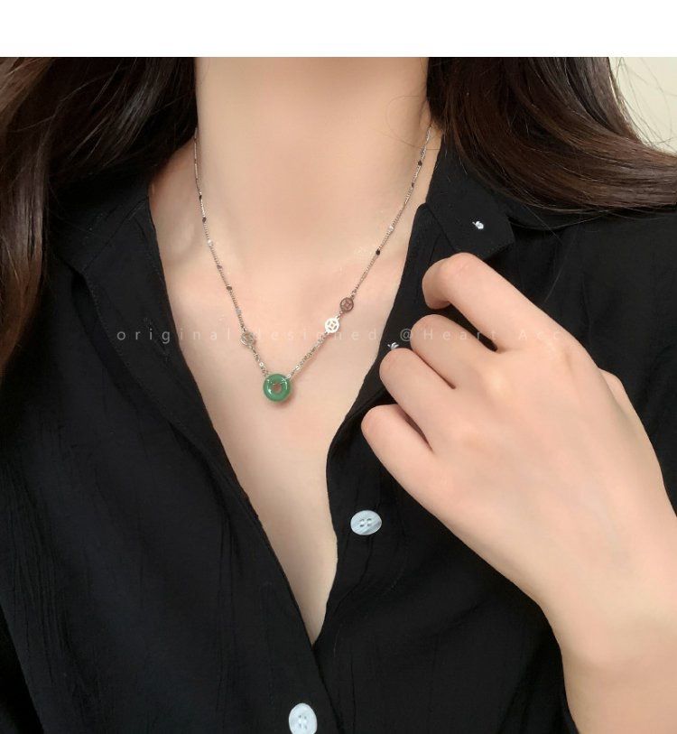 New Chinese Style Jade Safety Buckle 2023 New Female Niche Design Feeling Collarbone Chain Internet Famous Necklace_voghion.com