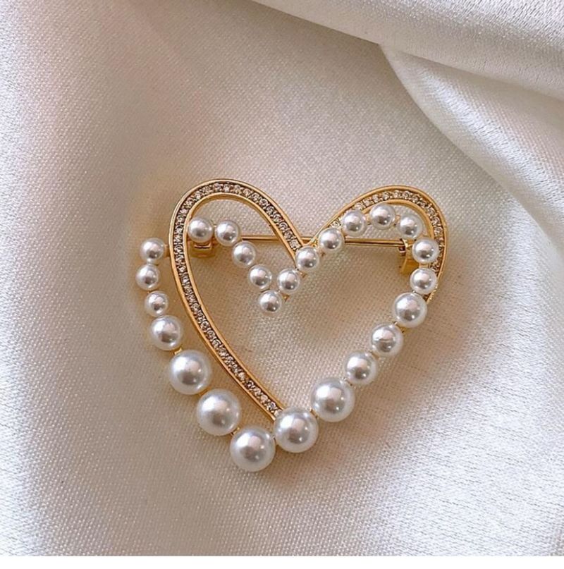 Design Sense Pearl Love Brooch New Trendy High-end Women's Delicate Pin Fixed Coat Sweater Accessories_voghion.com