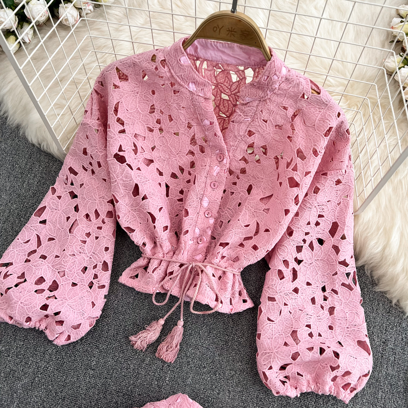 Conjunto feminino de duas peças com camisa curta e manga lanterna, cintura alta e saia justa em A_voghion.com