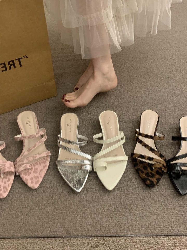 Small Niche Black Women's Summer Wear, 2025 New Slim Strap Wedge Heel Pointed French Style Sandals For Women_voghion.com