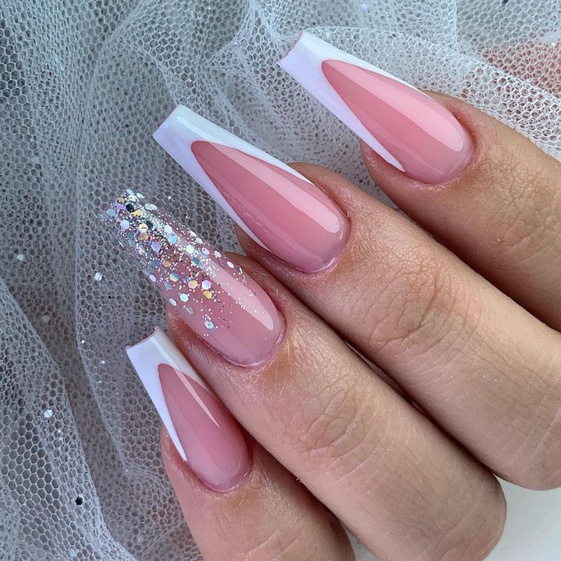 Ongles courts minimalistes à bords blancs français, beauté du ballet, transparents, roses brillants, portant de faux ongles_voghion.com