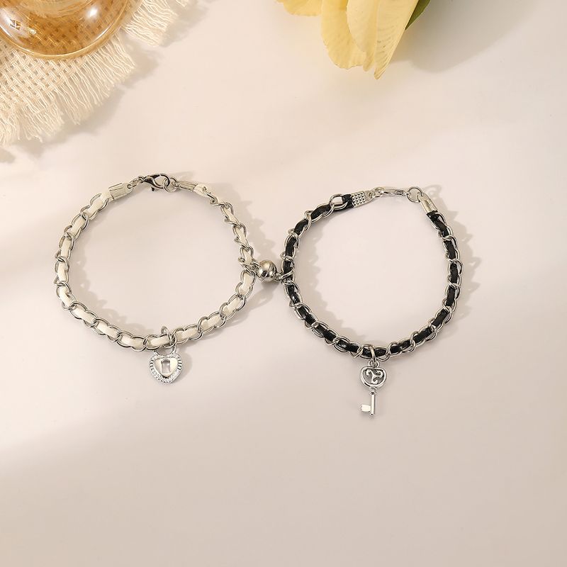 einfaches Nischendesign Persönlichkeit neues Liebesschloss Schlüssel schwarz und weiß mit Paar Lederseilarmband_voghion.com