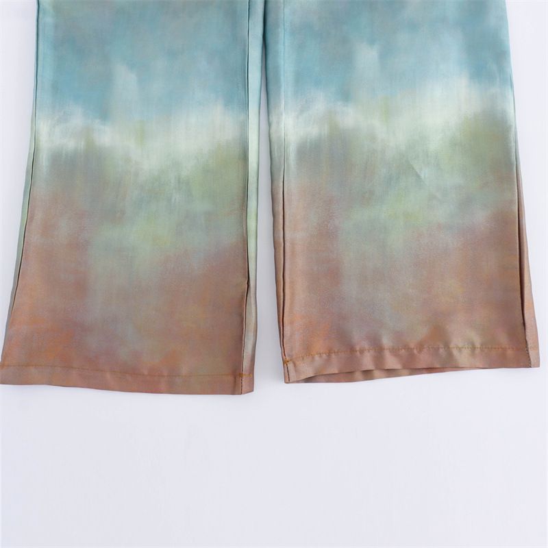 Abbigliamento da donna, camicia ampia, top, pantaloni, tailleur, in raso di seta con texture sfumata e stampa tie-dye_voghion.com