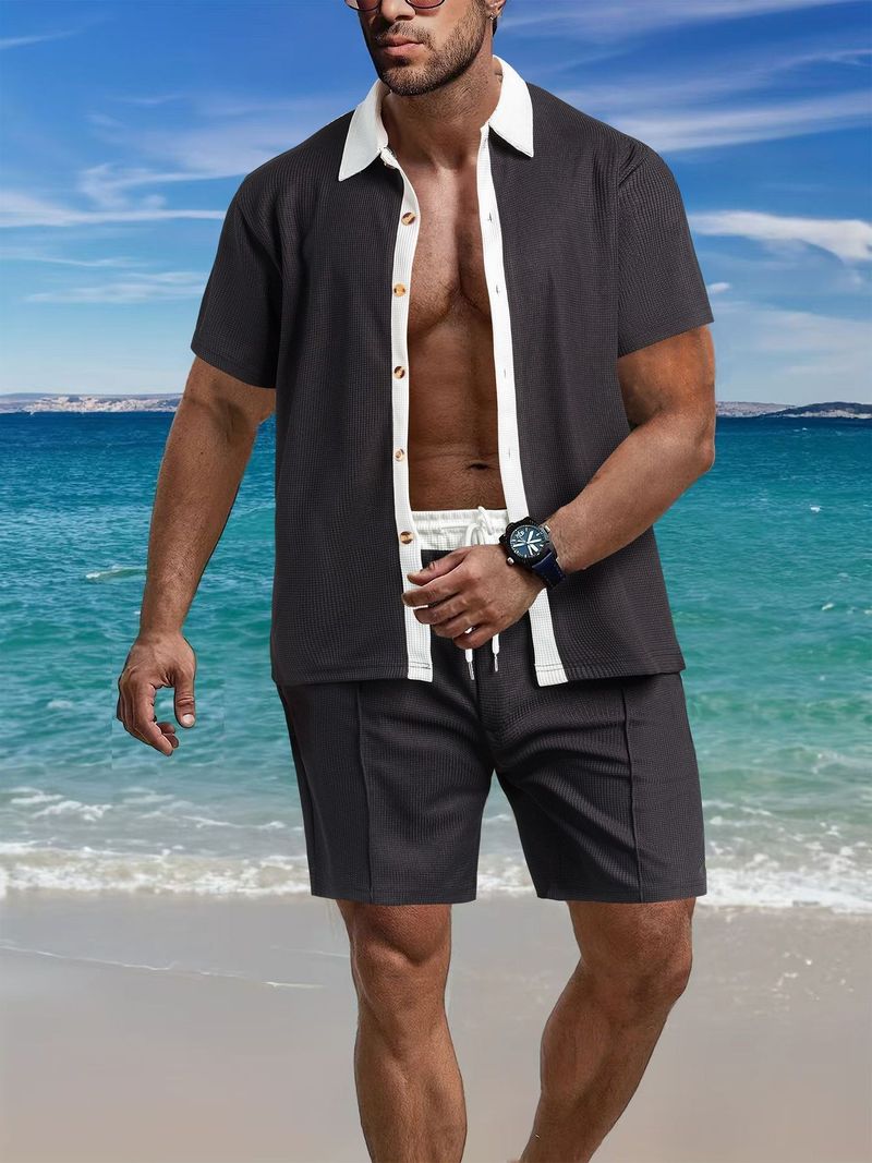 Terno masculino casual versátil com lapela e botões, camisa combinando com cores, manga curta e shorts_voghion.com