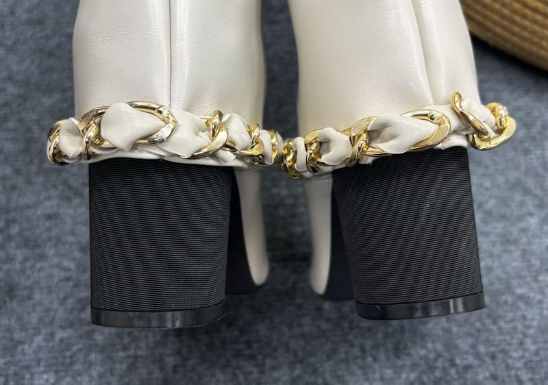 2025 Xiaoxiang New Product Flip Big Chain Thick Heel Trousers Boots Leather Short Boots High Heel Short Boots Fashion Boots Women's Boots_voghion.com