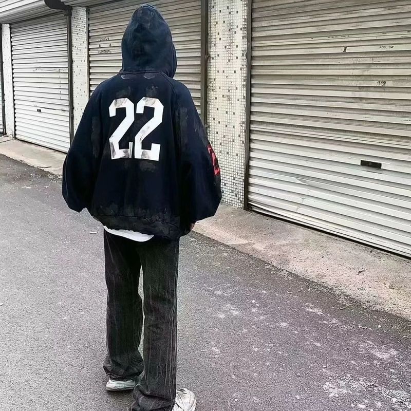 Felpa con cappuccio oversize tinta in fango con zip – Streetwear con grafica "22" effetto consumato, spalle scese e tasche a marsupio (XS-4XL, unisex, essenziale per un look a strati)_voghion.com