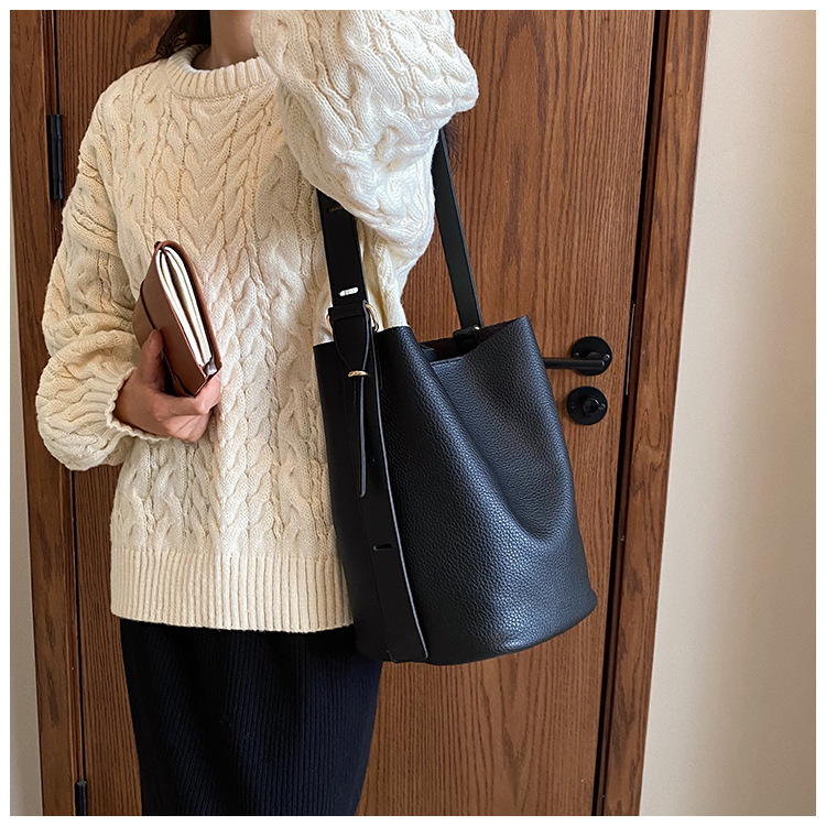 Nieuwe Retro Niche Design Tas voor Vrouwen Licht Luxe Hoge Esthetische Waarde Enkele Schouder Crossbody Tas Grote Capaciteit Brede Schouderband Emmer Tas_voghion.com