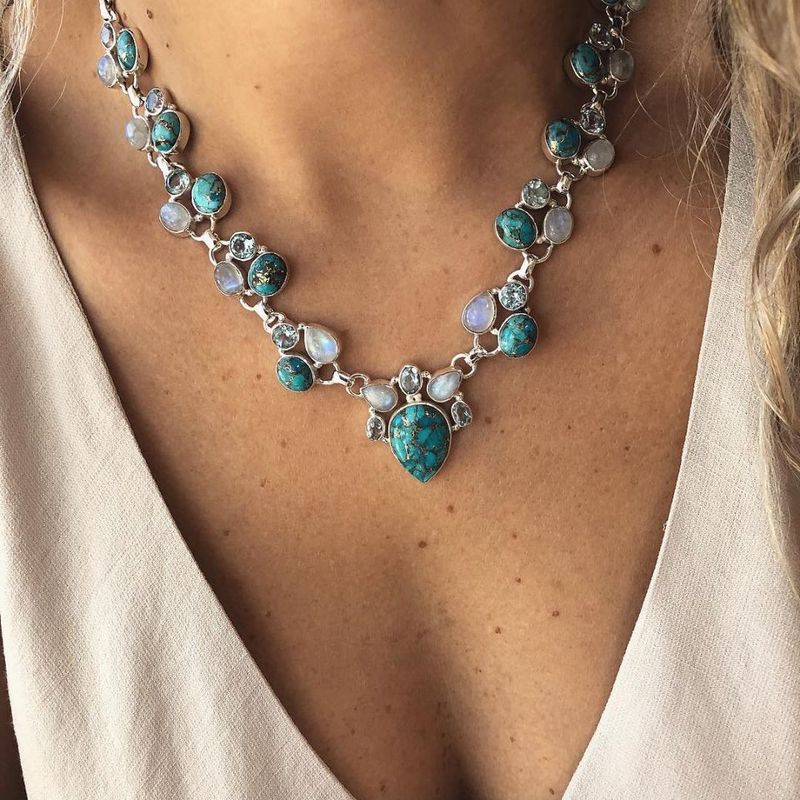 Collana con fiore in stile bohémien, gioiello alla moda e unico con intarsi in turchese bianco_voghion.com