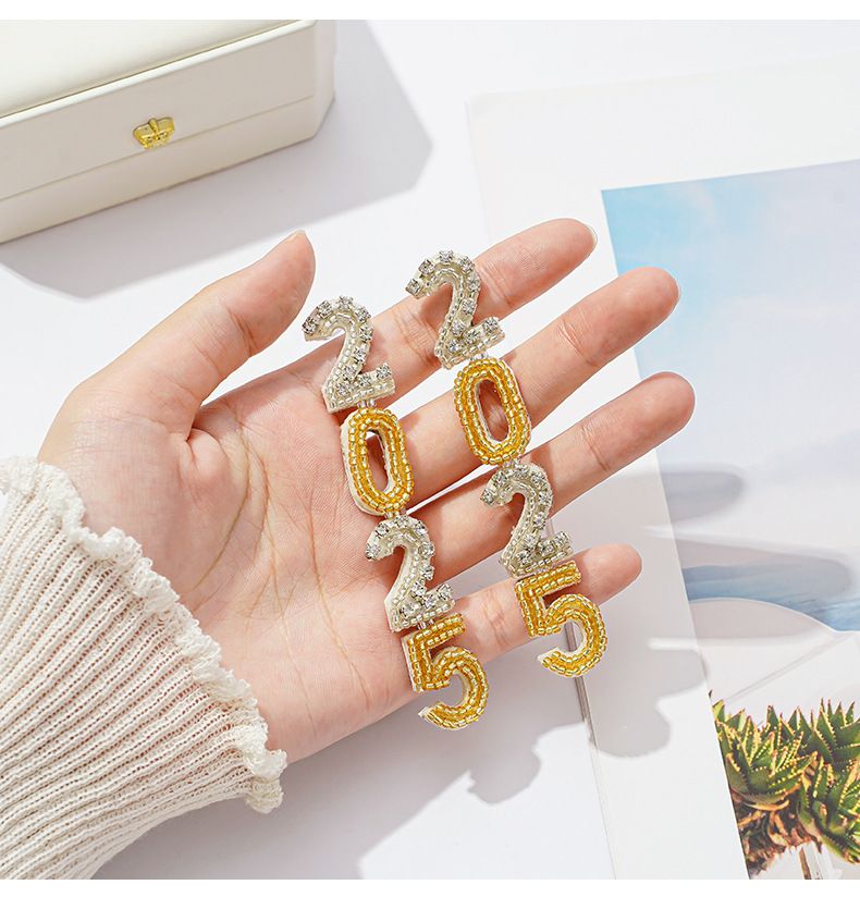 Karneval Neujahr Diamant besetzte Ohrringe Nummer 2025 für Frauen modische Temperament Nische High-End-Reisperlenohrringe_voghion.com