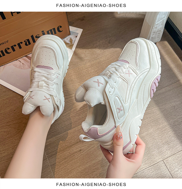 2023 Otoño Nueva versión coreana de las zapatillas deportivas y de ocio de suela gruesa con cordones y orejas de conejo rojas de moda Zapatos blancos pequeños para mujer_voghion.com