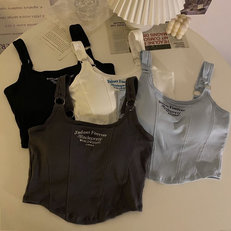 Kuuma tüdruku kevadsärgi tikitud kirjaga kitsas lõige ja rinnahoidjaga ülaosa_voghion.com