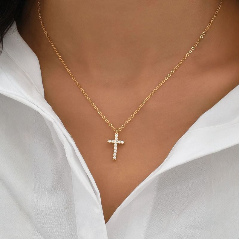 Collana da donna con ciondolo in oro con catena a clavicola e croce piena di diamanti Shine_voghion.com