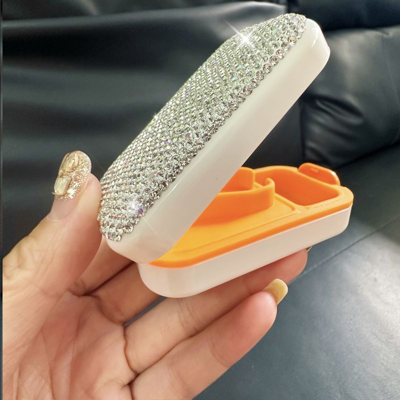 Pastillero japonés premium con detalles de diamante – 18 L de almacenamiento para coche, estuche metálico higiénico con cortador de pastillas (blanco, estilo minimalista)_voghion.com
