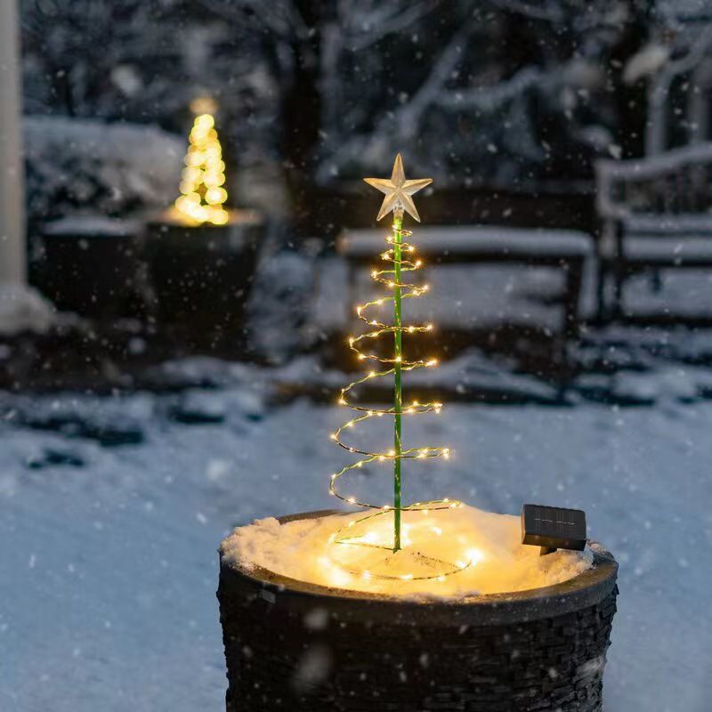 Albero di Natale decorativo solare per esterni nel cortile_voghion.com