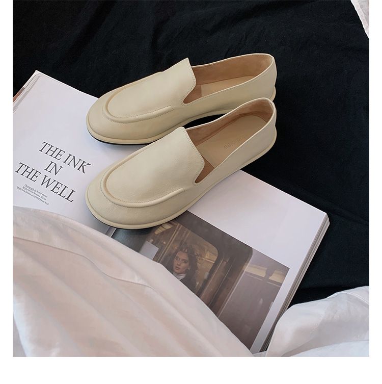 loafers. Lage hakken voor vrouwen, wolken, minimalistische ronde neus, wikkelvoeten,_voghion.com