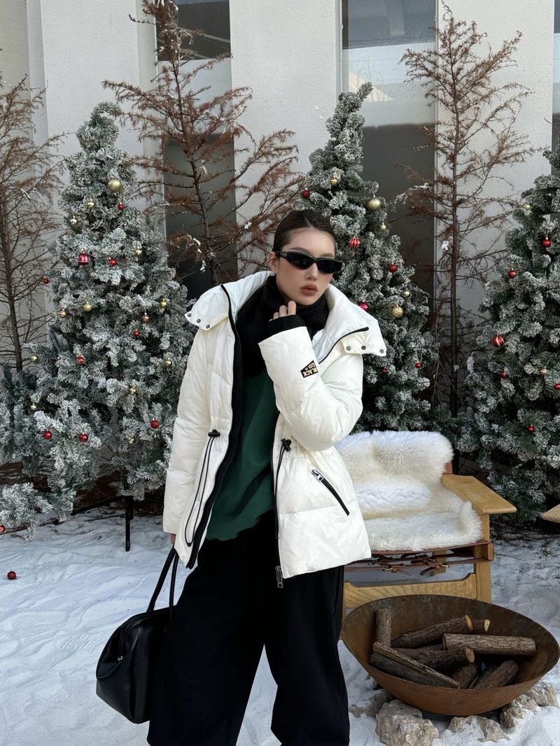"Women's Slim-Fit Long Puffer Coat With Hood - 55% White Duck Down Winter Jacket (M/L, 3 Colors)"_voghion.com