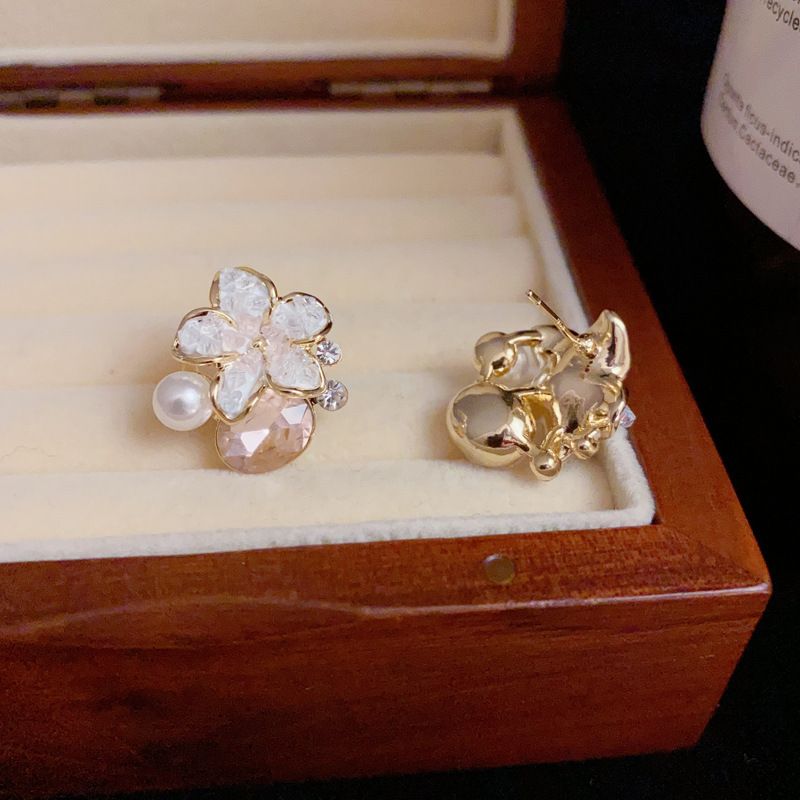 Brincos de pérola de cristal de flor de moda frescos e elegantes para mulheres, brincos de agulha de prata leves, luxuosos e versáteis_voghion.com