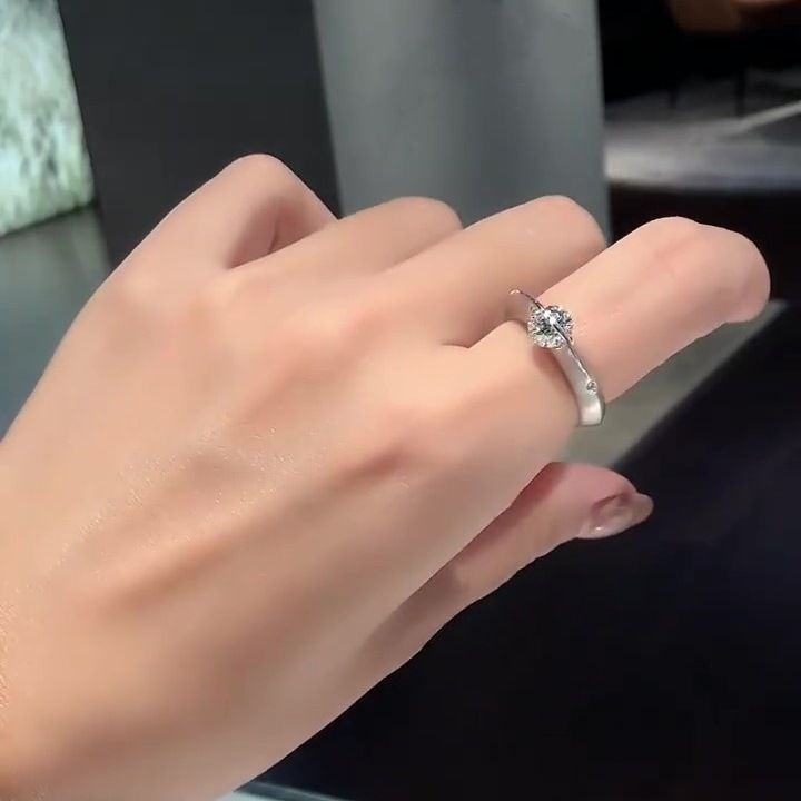 Anello regolabile con moissanite super scintillante in argento opaco con pianeta circostante dinamico per donna_voghion.com