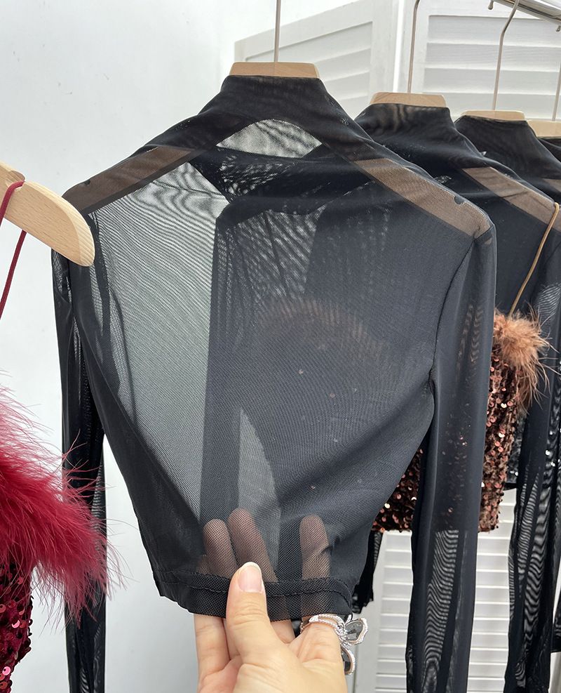 Completo due pezzi con canotta in pelliccia e paillettes + maglietta a maniche lunghe con collo alto e mezza maglia in prospettiva_voghion.com