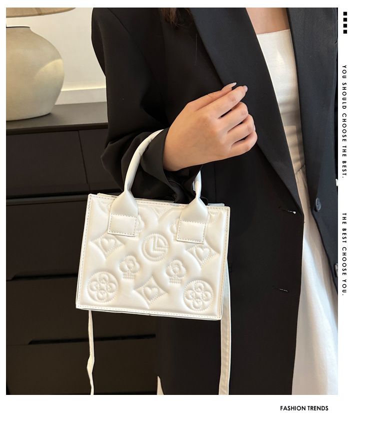 Le spalle a mano sono popolari quest'anno tra le donne nell'autunno del 2024. Nuova tracolla in stile occidentale alla moda per piccoli casual_voghion.com
