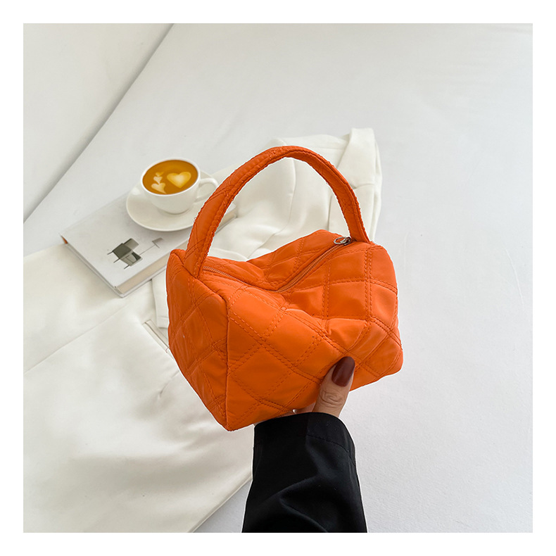 Mini Kleine Tasche für Frauen 2024 Neue Mode Lingge Bestickte Faden Kissen Tasche Einzelne Schulter Handheld Mädchen Make-Up Tasche_voghion.com