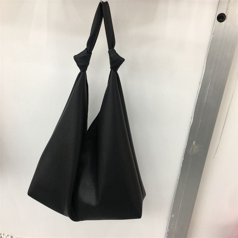 Nuova borsa a tracolla semplice e casual da donna, in morbida pelle, di grande capacità e con personalità._voghion.com