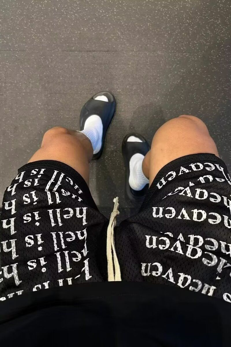 Shorts mit Kordelzug im amerikanischen High-Street-Stil mit Buchstaben-Print, Basketball-Sporthose aus Mesh für den Sommer, lockere, lässige Viertelhose_voghion.com