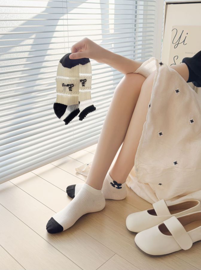 Calzini corti sottili bianchi e neri con bolle più calzini estivi da donna in stile cardigan per la fragilità_voghion.com
