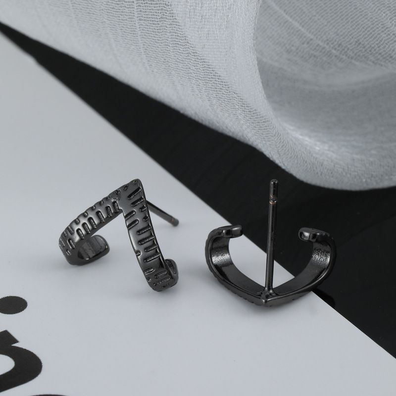 Orecchini di capra nera Xinqi per uomo, personalità alla moda, accessori per orecchie di nicchia in corno di pecora hip-hop, stile minimalista per studenti_voghion.com