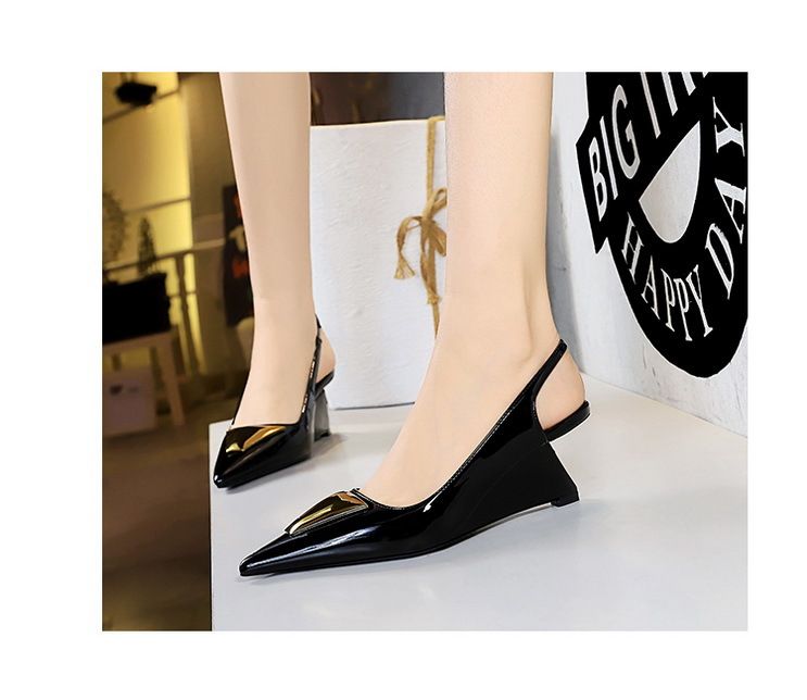 1097-K55 Stil Damenschuhe mit hohen schrägen Absätzen, Lackleder ausgehöhlten Rückenriemen, flacher Mund spitz_voghion.com